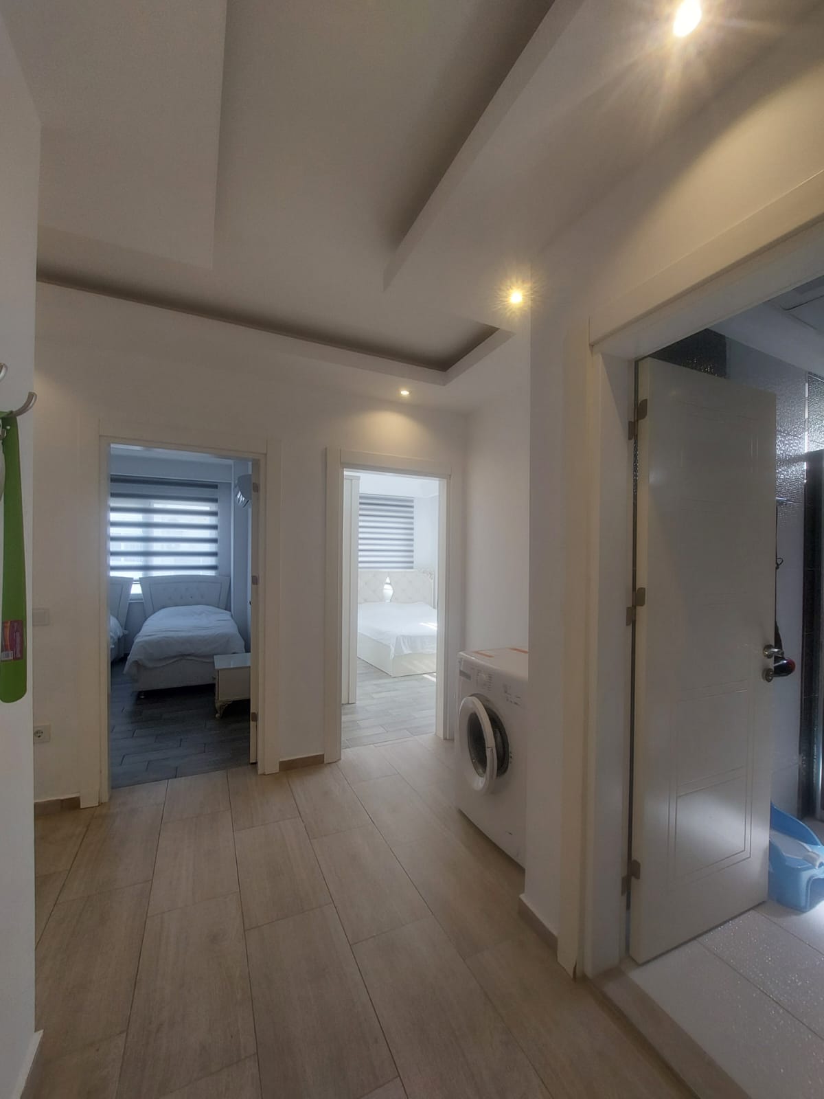 Aydınlık koridorda sağda banyo kapısı ve derinde iki yatak odası Kestel’deki dairede uzanıyor