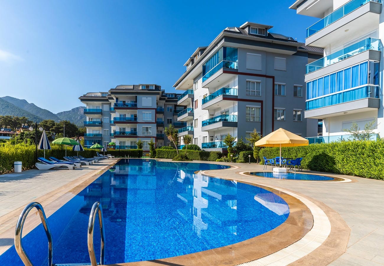 Oba’daki kıvrımlı mozaik havuz ve çocuk havuzu: Türkiye’de Alanya’da satıştaki 3+1 konut — New Level Group