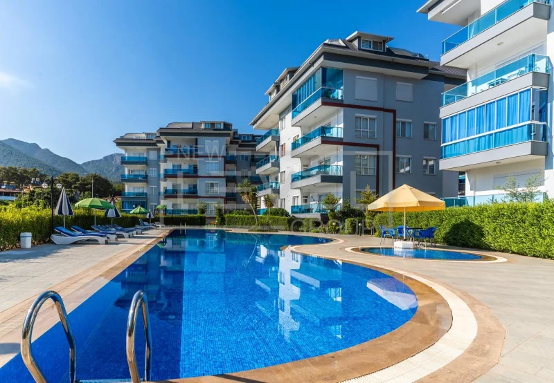 Oba’daki kıvrımlı mozaik havuz ve çocuk havuzu: Türkiye’de Alanya’da satıştaki 3+1 konut — New Level Group