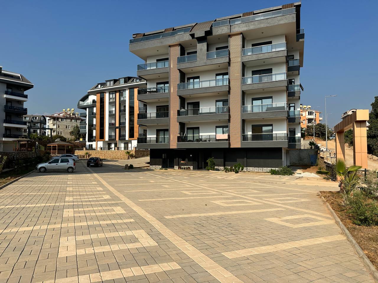 Panoramik pencereli beş katlı bina, Türkiye’de satılık 2+1 dairelerin bulunduğu sitede