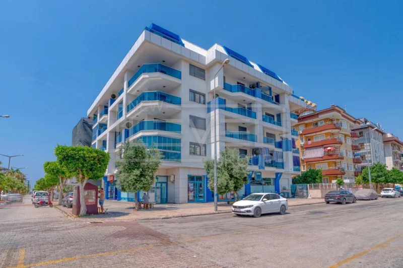 Mavi cam balkonlu beyaz cephe: Alanya’daki Oba’da satılık 2+1 daire, Türkiye — New Level Group