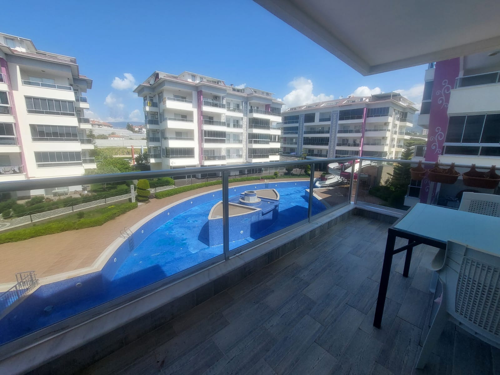 Teras, karmaşık biçimli havuz ve dış mekân sandalyesiyle konutun 2+1 yaşam alanını tamamlıyor