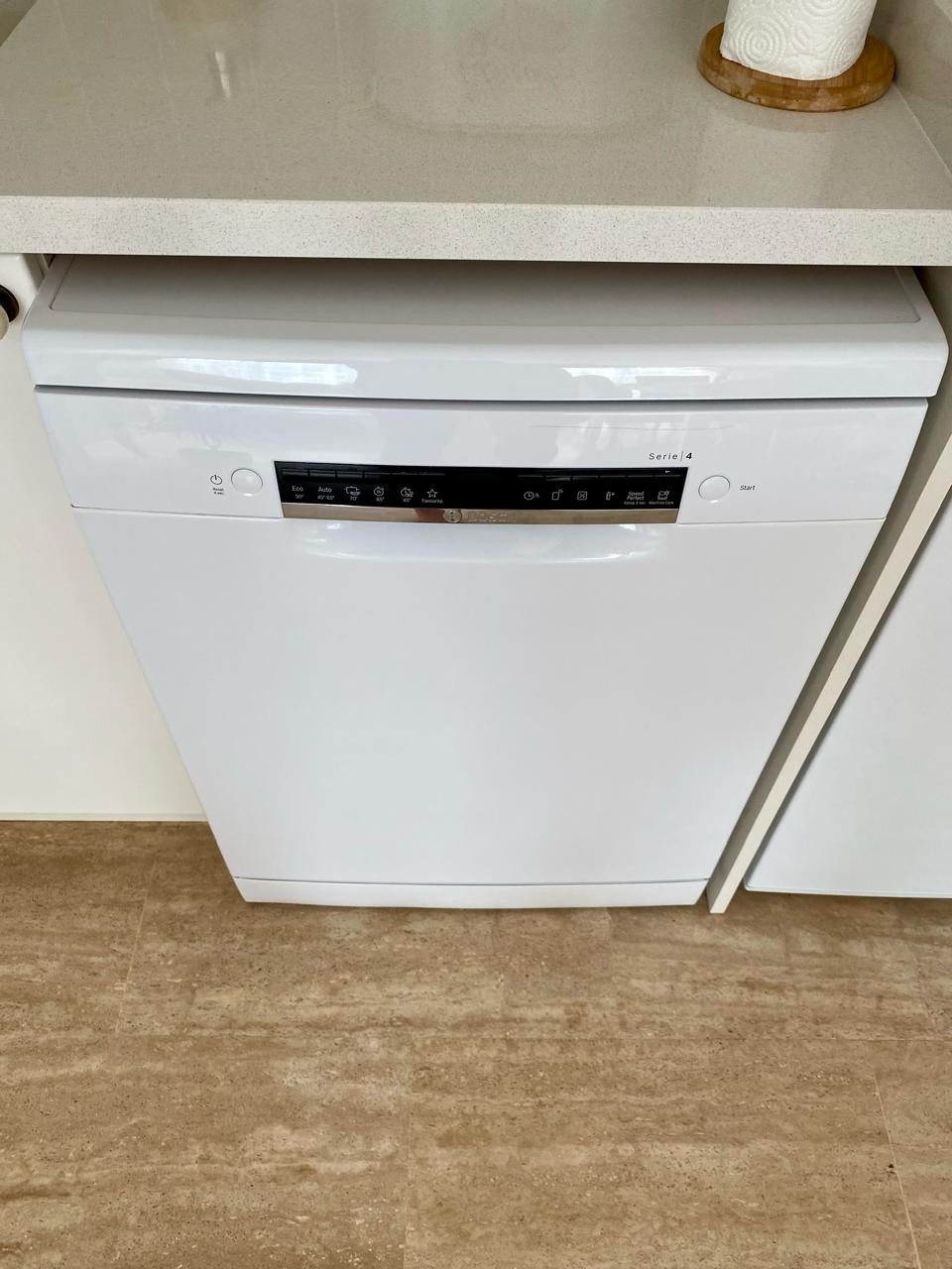 2+1 dairenin mutfağında açık renk tezgâh altında beyaz bulaşık makinesi