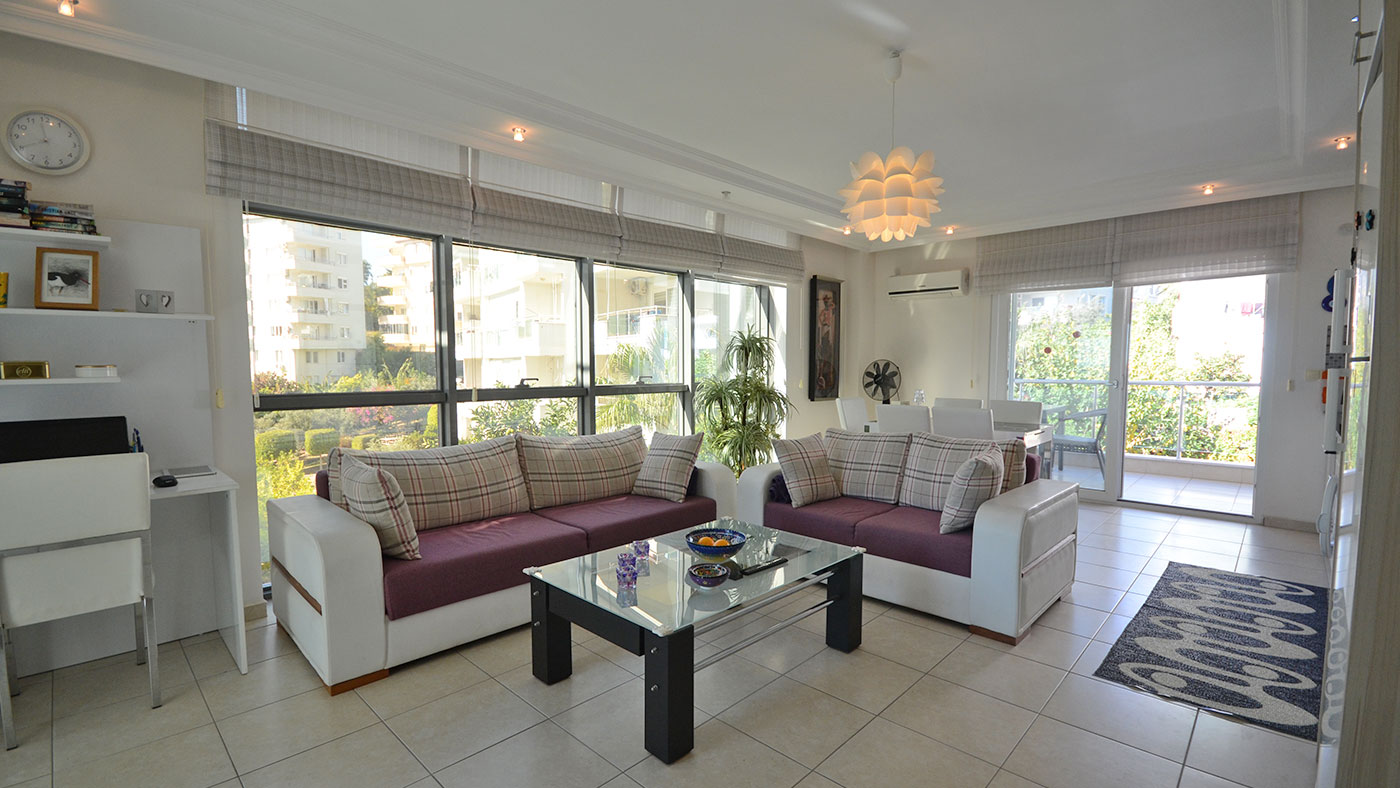Bordo kanepeli salon ve panoramik pencereler, Türkiye’de satılık konutta