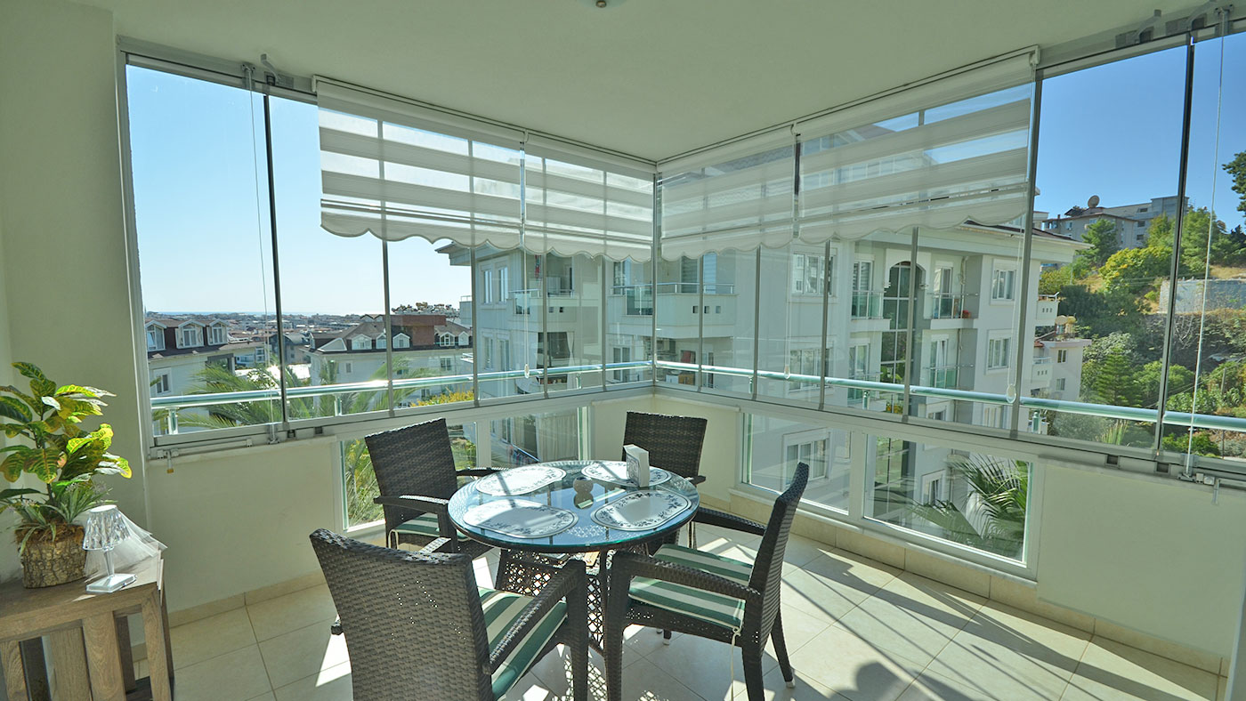 Yuvarlak masalı balkon ve komşu binalara şehir manzarası, satılık dairede