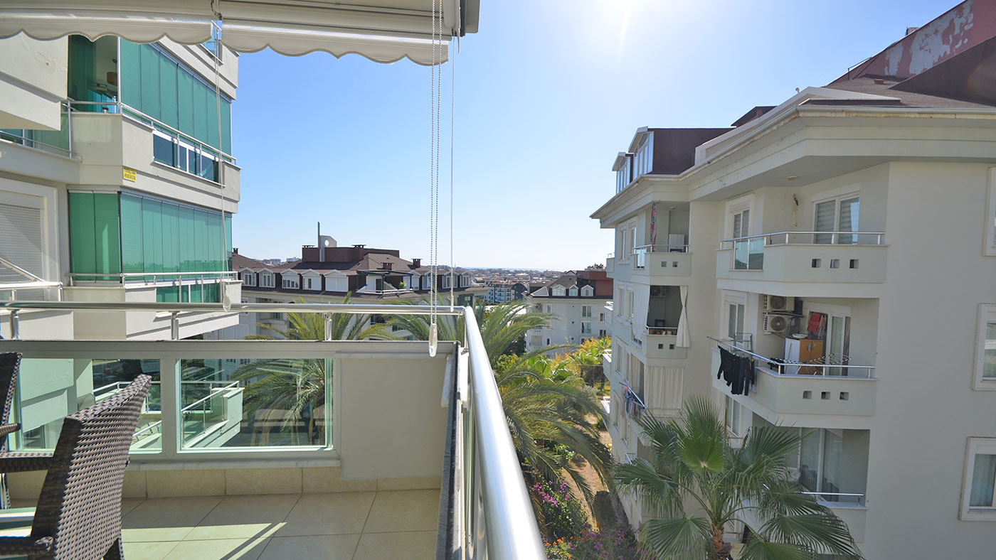 Cam korkuluklu balkon ve karşıdaki konut binası, Türkiye’de