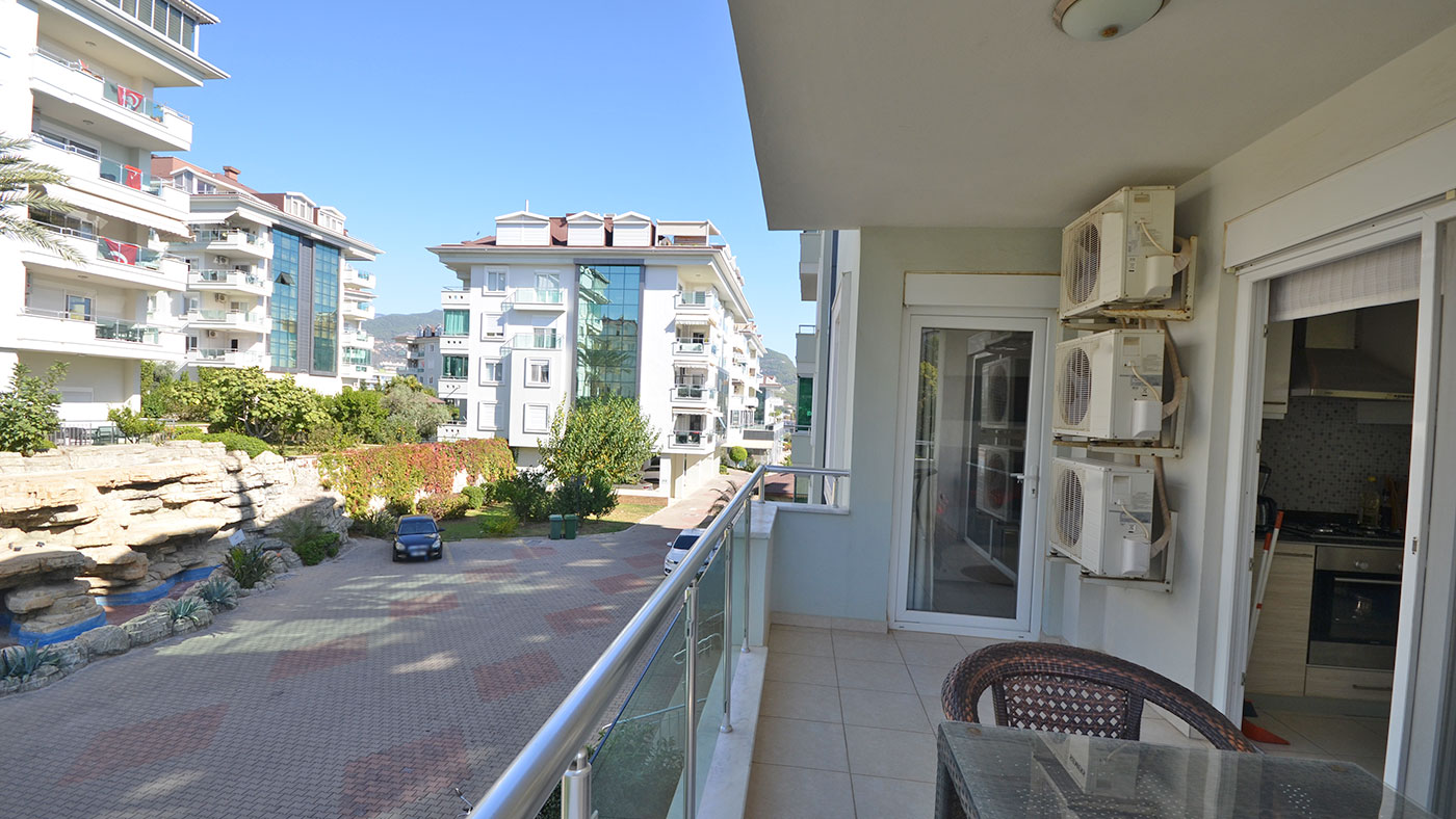 Cam masalı dar balkon ve iç bahçeye bakan görünüm, Türkiye’de satılık konutta