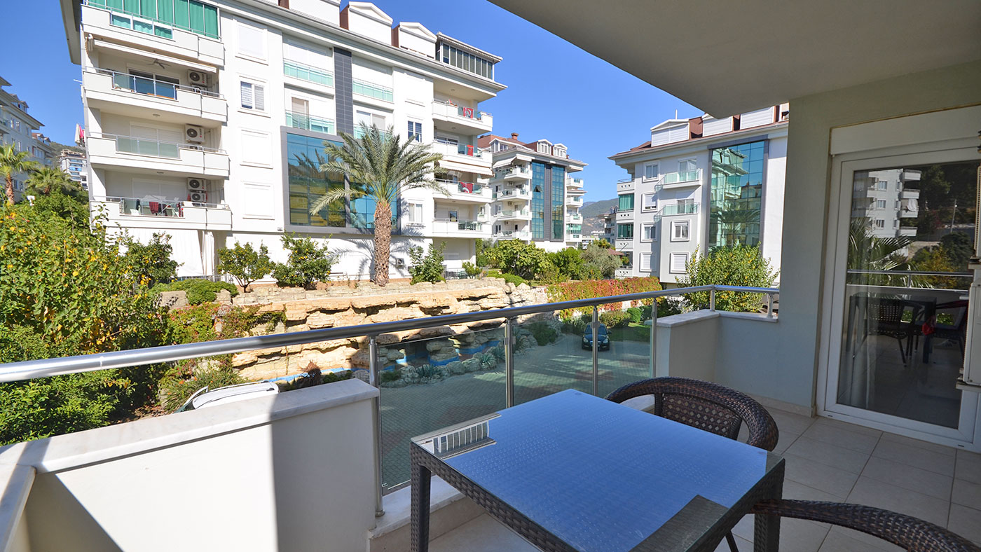 Hasır masa ve havuz manzaralı balkon, Oba’daki konutta