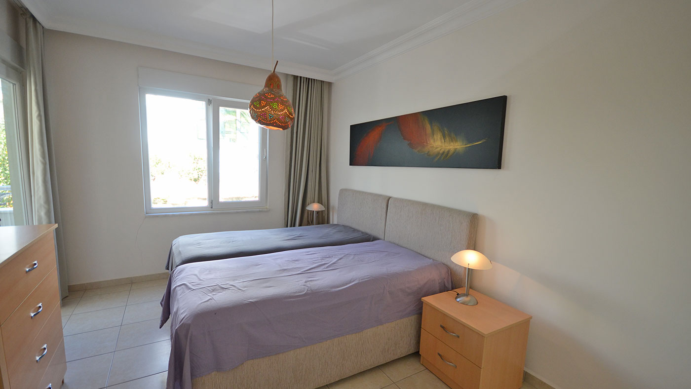 Panoramik pencereli yatak odası ve gri perdeler, konutun içinde