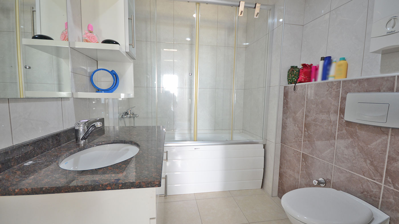 Oval lavabolu banyo ve cam duş alanı, Oba’daki dairede
