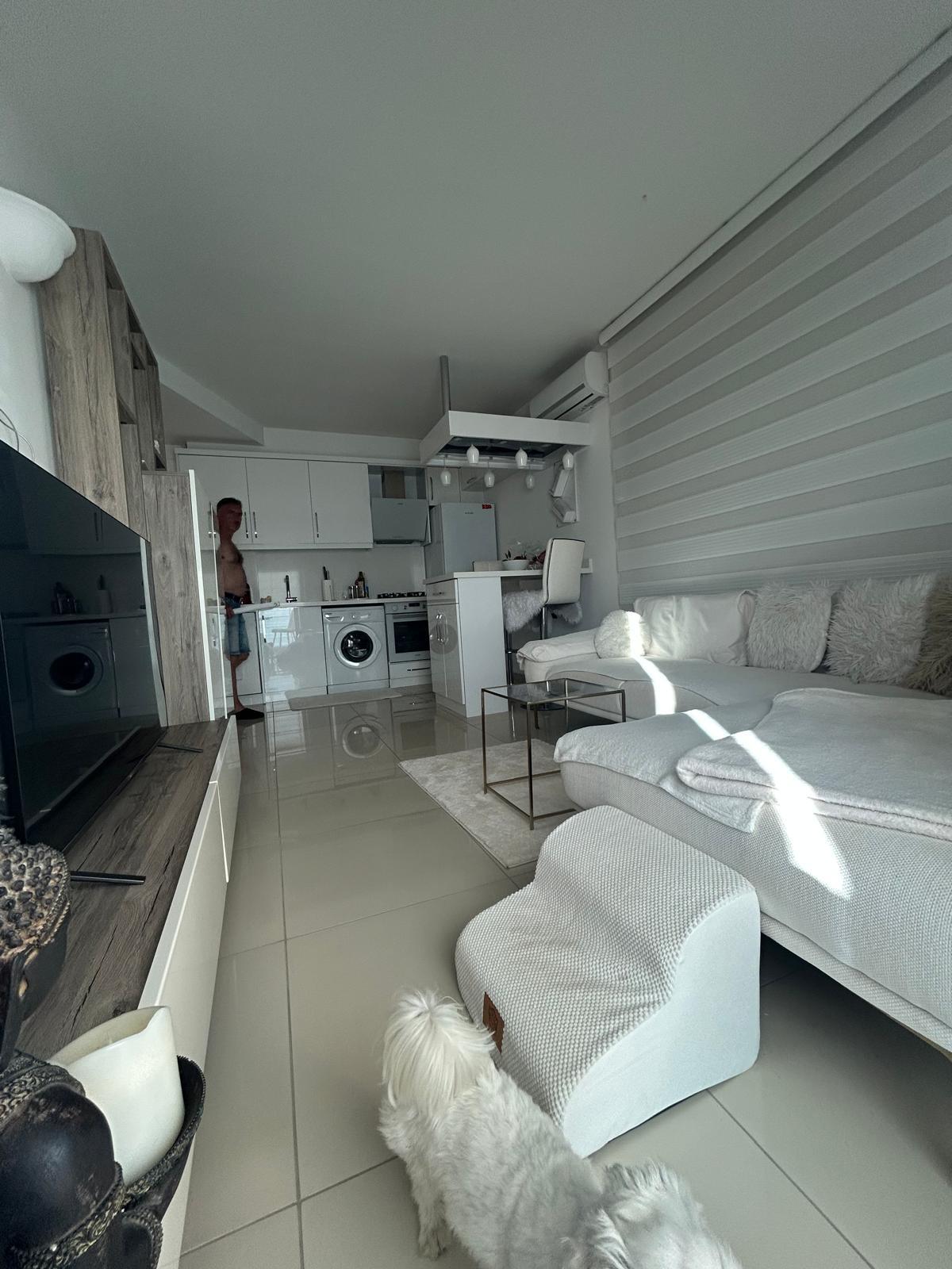 Köşe koltuklu mutfak-salon, Oba’daki dairede televizyon ve klima ile