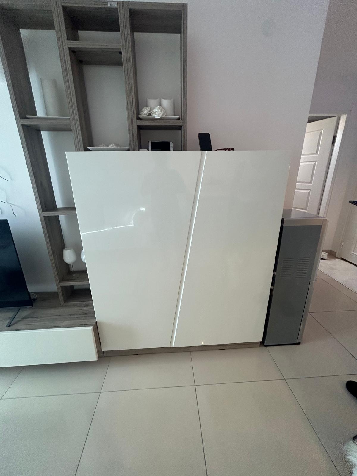 Parlak kapaklı yüksek dolaplı salon, dairede ahşap raf ve açık fayansla