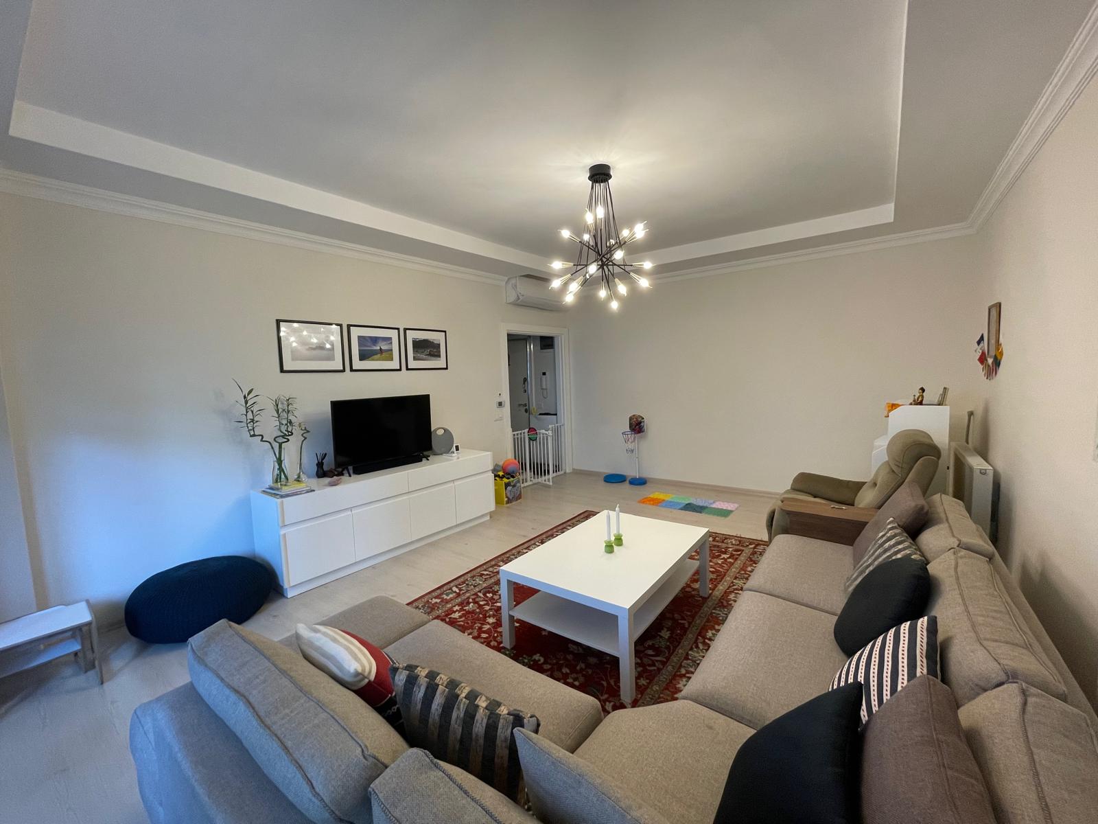 Gri köşe koltuklu salon ve panoramik pencere, Türkiye'de