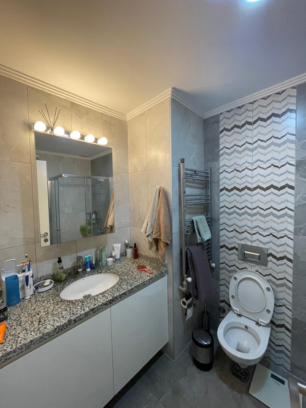 Cam duş kabinli banyo ve oval aynalı lavabo Oba'da