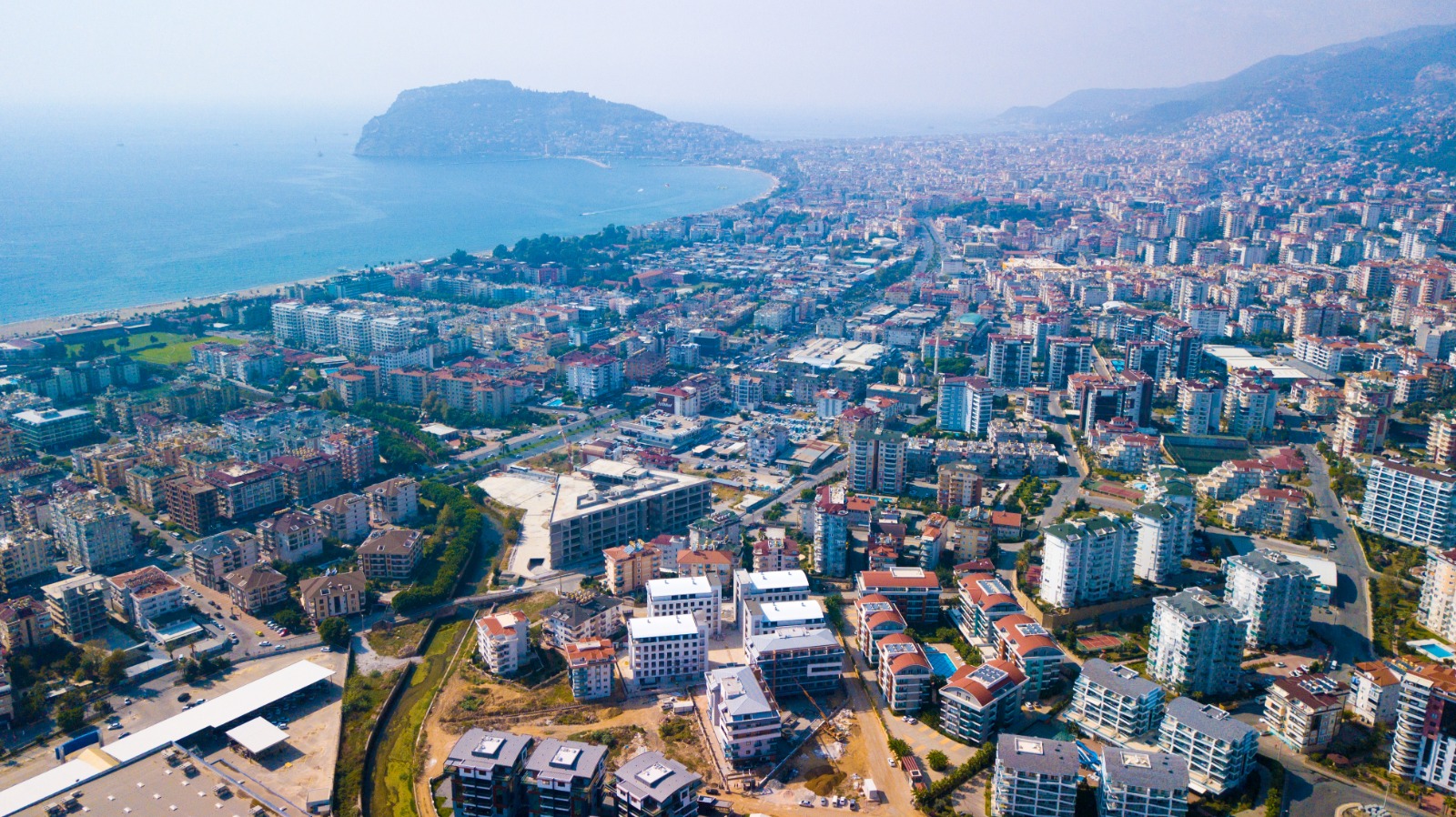 Deniz ve dağlarla çevrili şehir manzarası: Oba'da Alanya'da satılık 2+1 daire, Türkiye — New Level Group