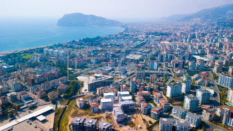 Deniz ve dağlarla çevrili şehir manzarası: Oba'da Alanya'da satılık 2+1 daire, Türkiye — New Level Group