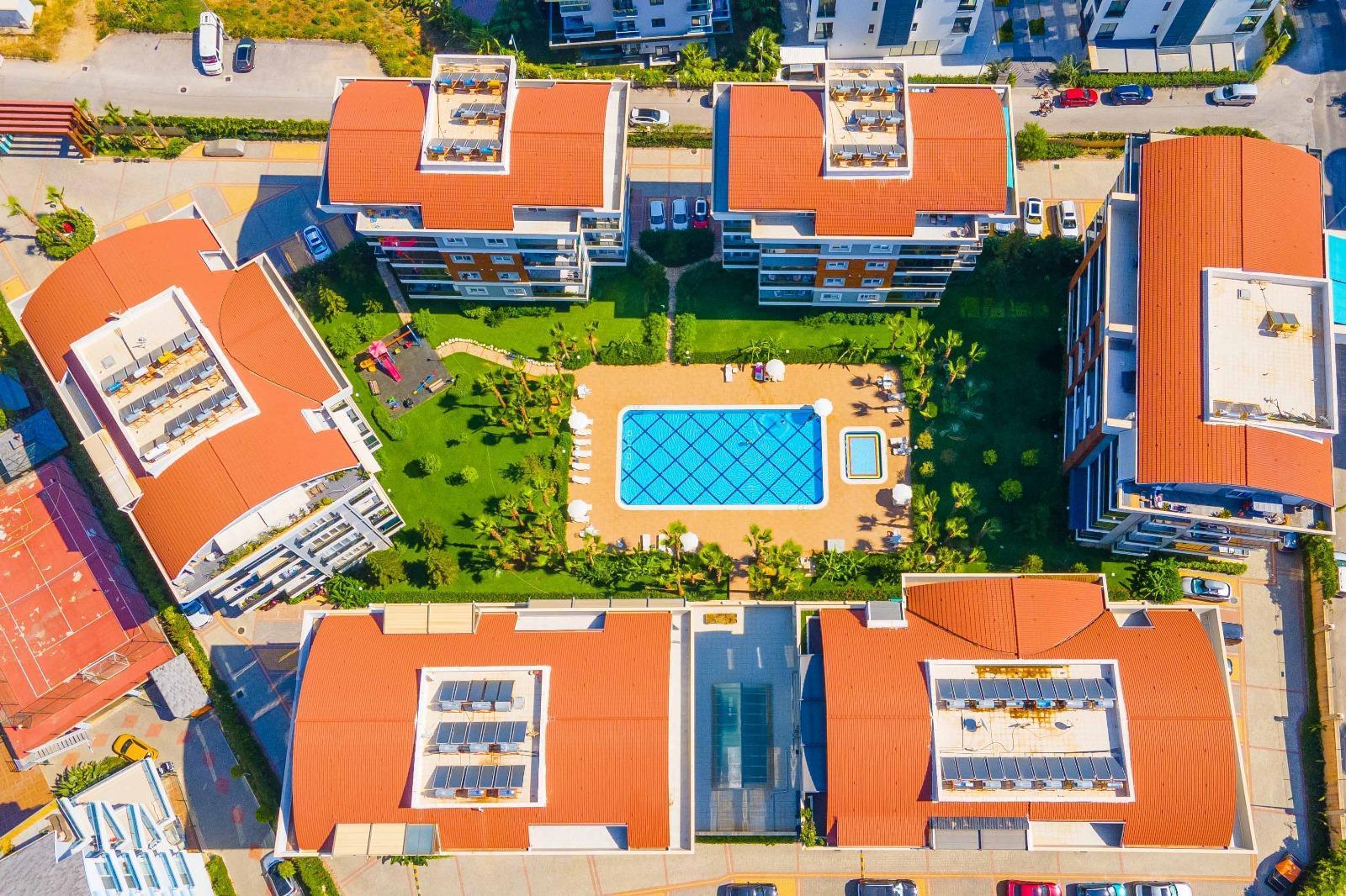 Yukarıdan görülen site havuzu, çocuk havuzu ve palmiyeler Oba'da Türkiye'de