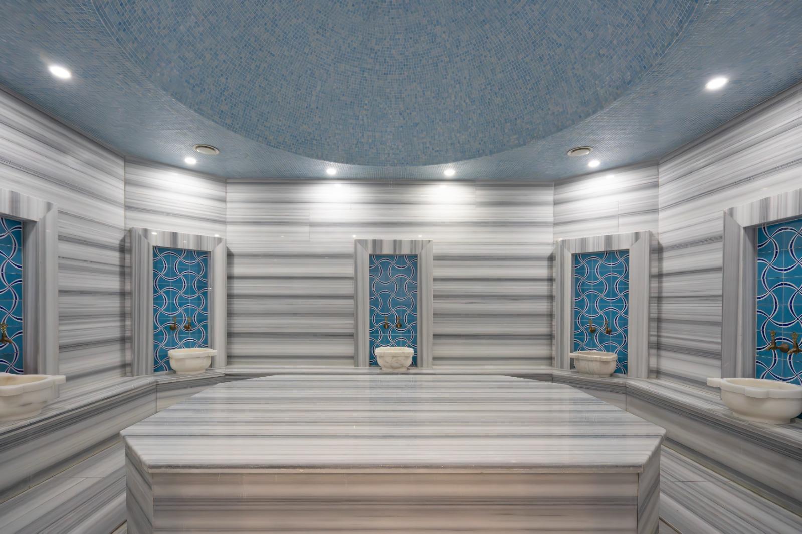 Mermer platformlu hamam ve aydınlatmalı kubbe Oba'da rezidans sakinleri için