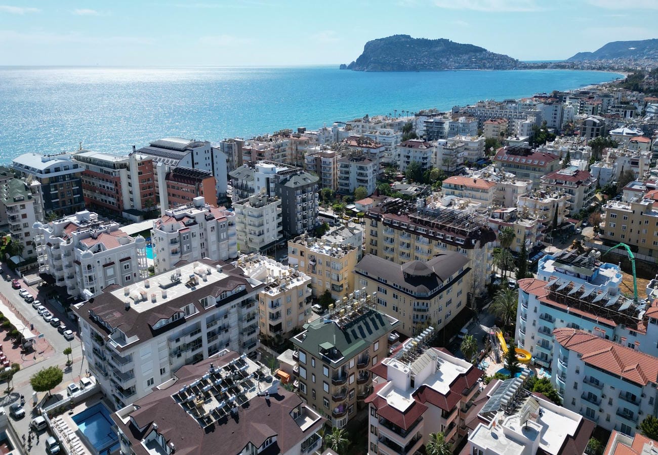 Mavi koy ve kıyı kenti manzarası sunan 2+1 satılık daire Oba’da, Alanya’da, Türkiye’de — New Level Group