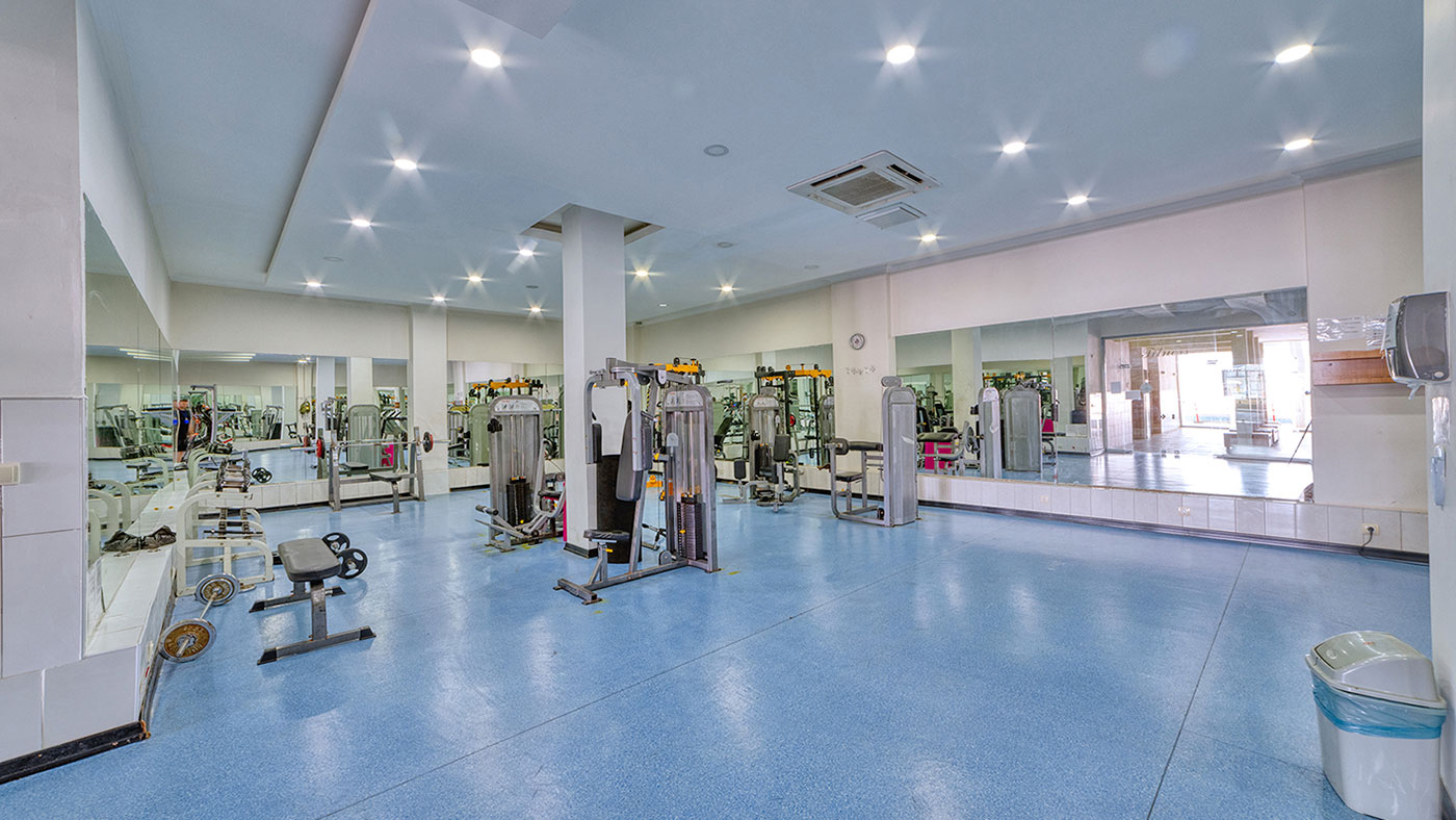 Çok işlevli aletler ve aynalı duvar bulunan spor salonu, Oba’daki rezidansta
