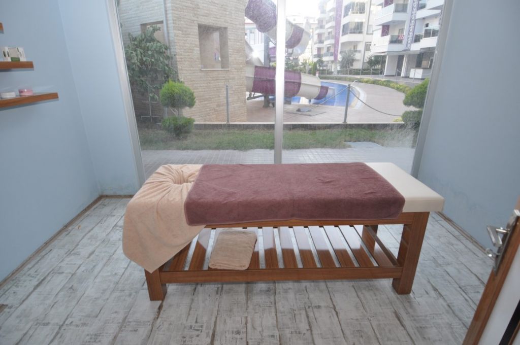 Masaj masalı spa alanı, su kaydırağı ve kompleks bahçesine bakan panoramik pencereyle Kestel’deki konutlarda