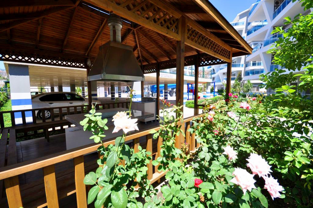 Oba bölgesinde 1+1 daire – eşyalı ve geniş teraslı