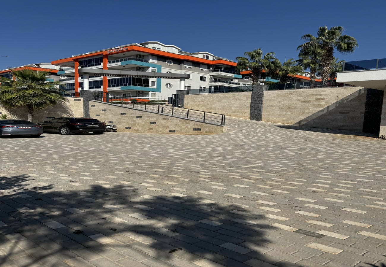 Araçların bulunduğu otopark Kestel'deki konut bloğu ve metal korkuluklu rampanın yanında