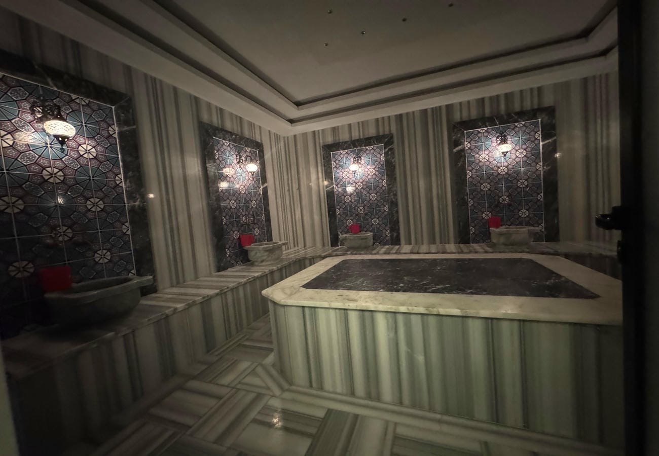 Mermer platformlu hamam Kestel'deki konutlarda geometrik paneller ve duvar nişleriyle tasarlanmış