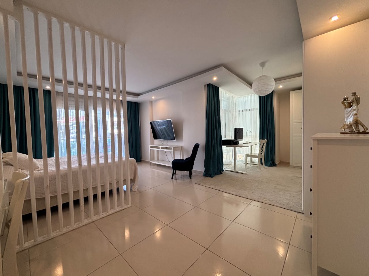 Beyaz koltuklu salonda yemek masası ve panoramik camlar, satılık konutta