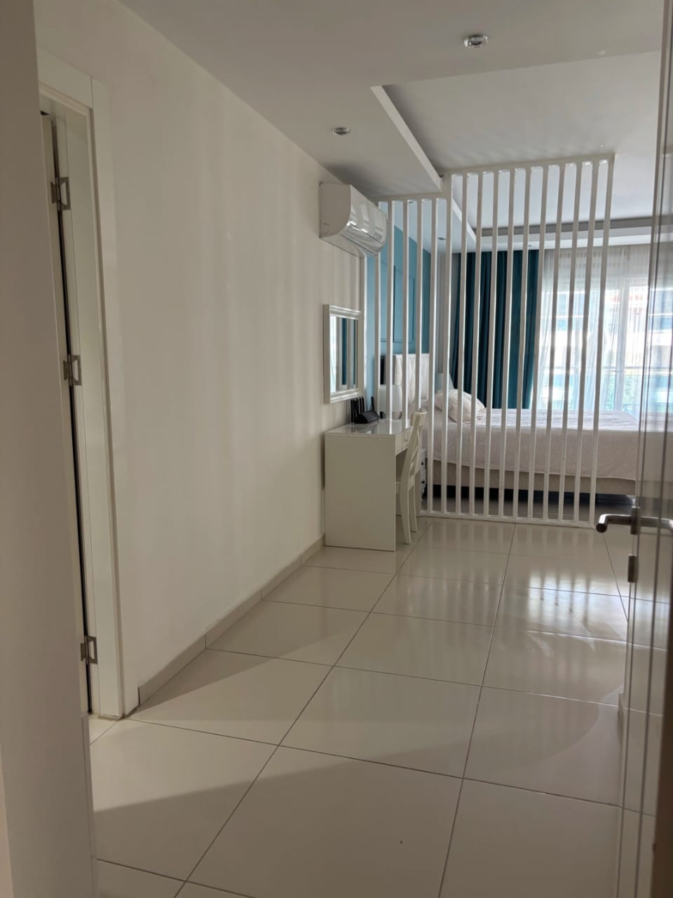 Dekoratif çıtalı geçiş alanında makyaj masası ve arkasında yatak, Kestel’de