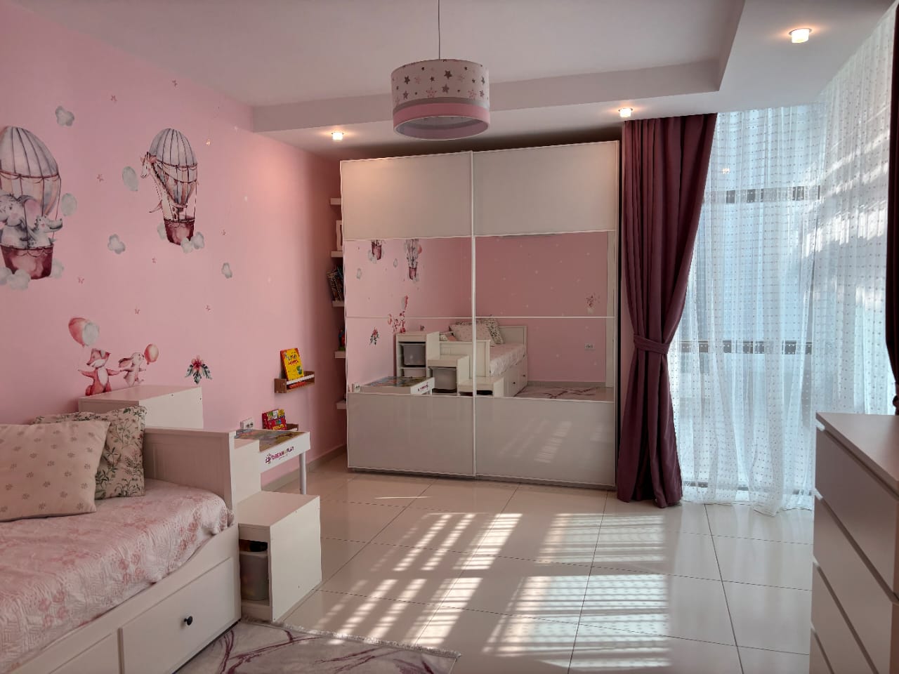Çocuk yatak odasında çekmeceli tek kişilik yatak ve pembe duvarlar, Kestel’deki dairede