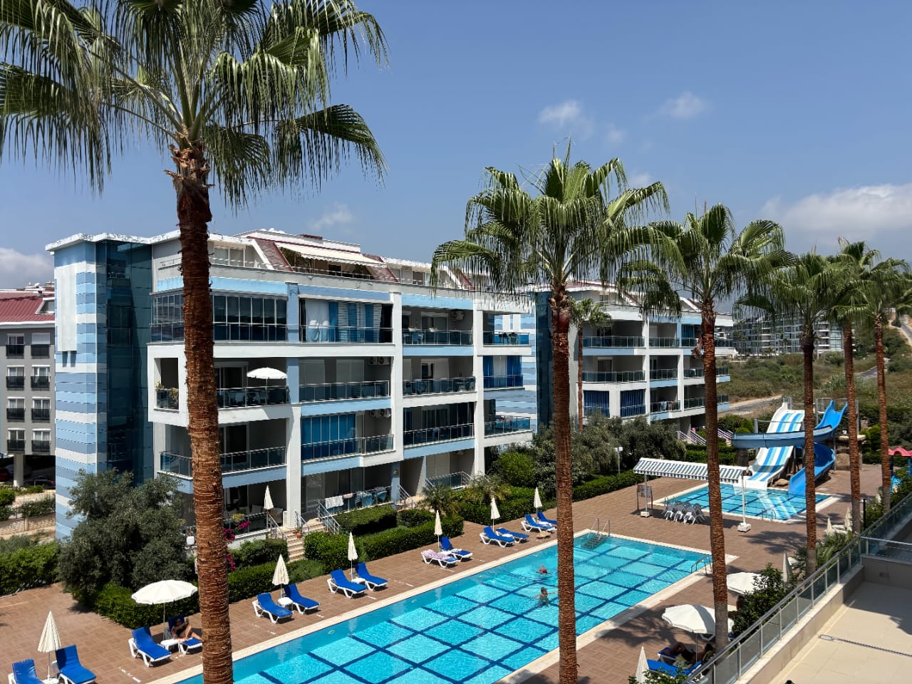 Su şeritli açık havuz ve kaydıraklar, Türkiye’de satılık apartmanların bulunduğu komplekste