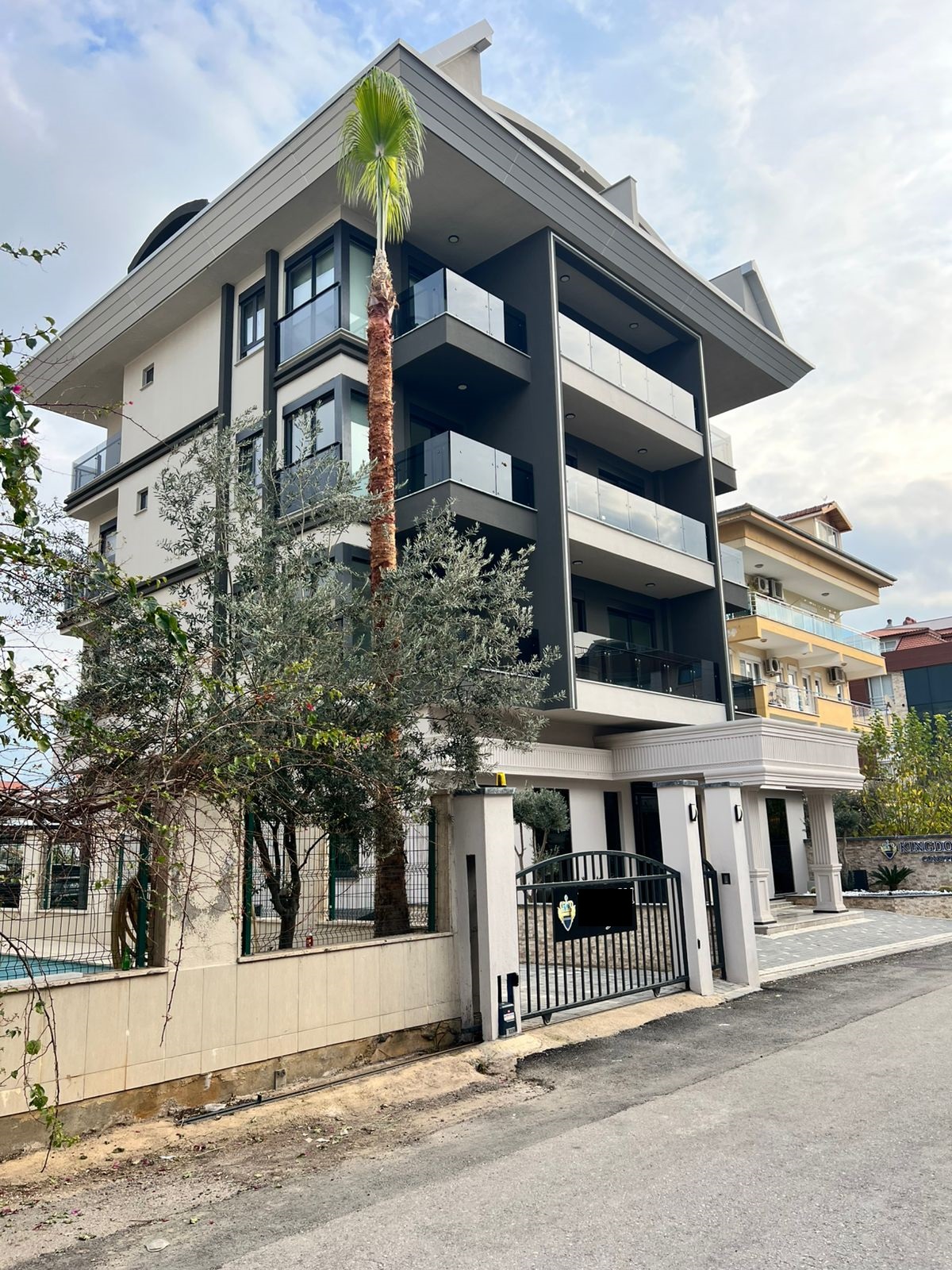 Beyaz-gri cepheli, cam balkonlu bina: Oba, Alanya’da satılık 2+1 penthouse, Türkiye — New Level Group