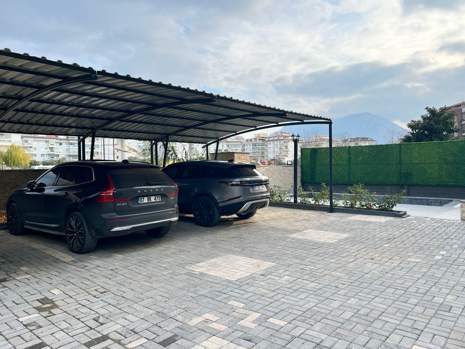 İki araçlı kapalı otopark, Oba’daki 2+1 rezidans için ayrılan alanı gösteriyor