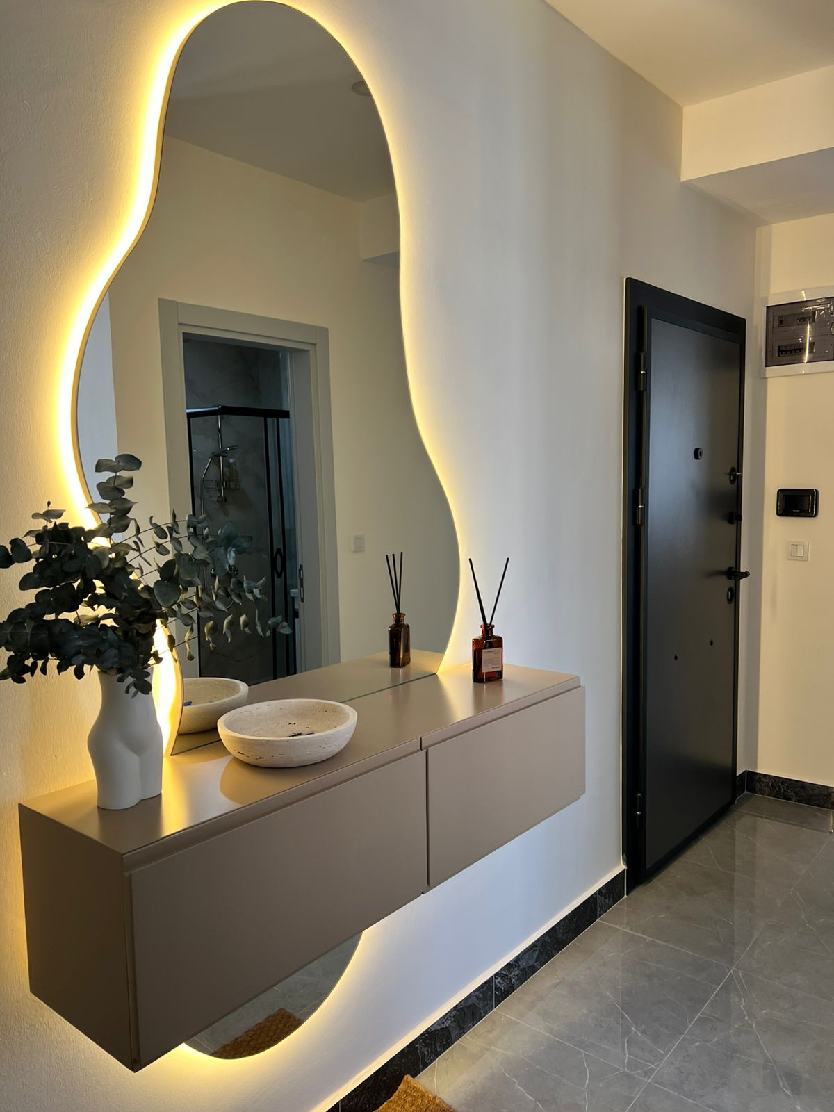Aynalı konsol ve bitkili vazo, Oba’daki 2+1 çatı katı dairenin giriş holünü tamamlıyor