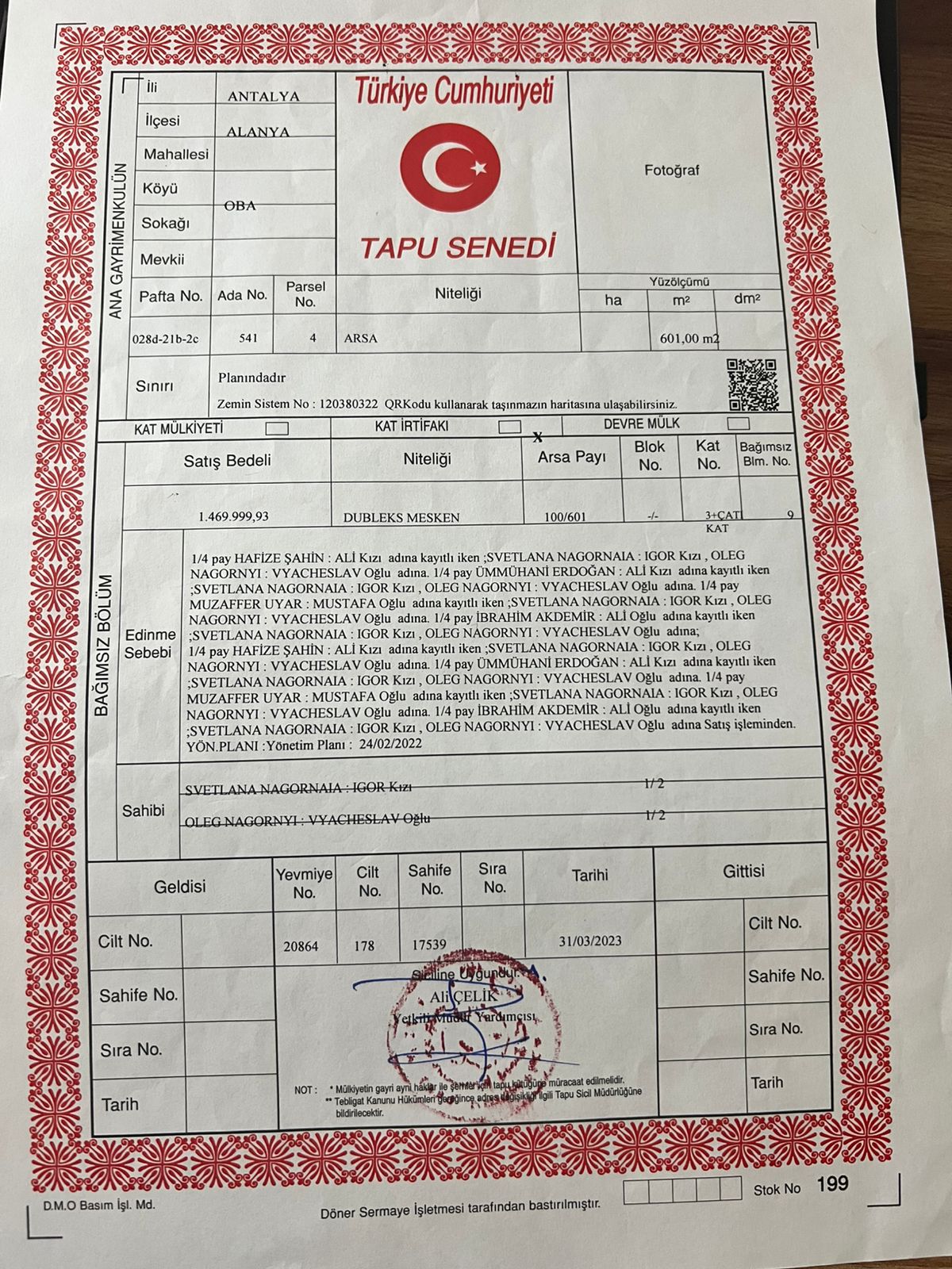 Türkçe TAPU SENEDİ belgesi Oba’daki taşınmaza ait kırmızı çerçeve, mühür ve imza alanlarını gösteriyor