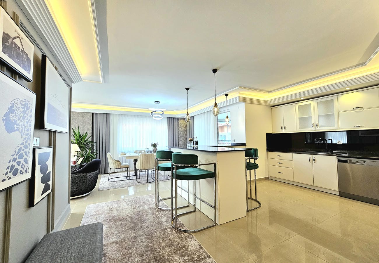 Adalı mutfaklı salon Oba’daki çatı katı dairenin panoramik penceresiyle
