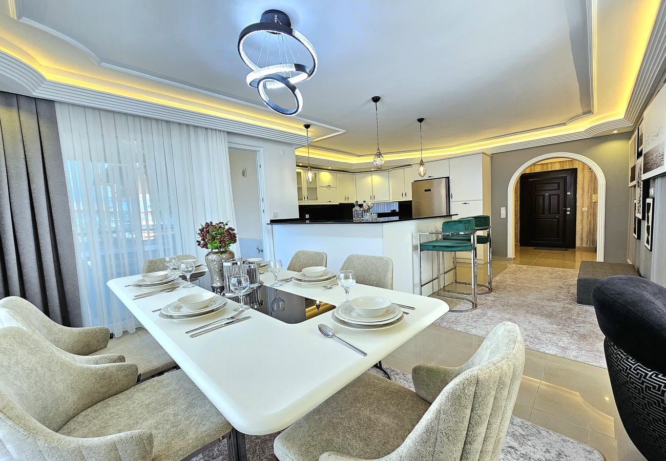 Altı kişilik servisli mutfaklı salon Türkiye’de satılık dubleks dairede