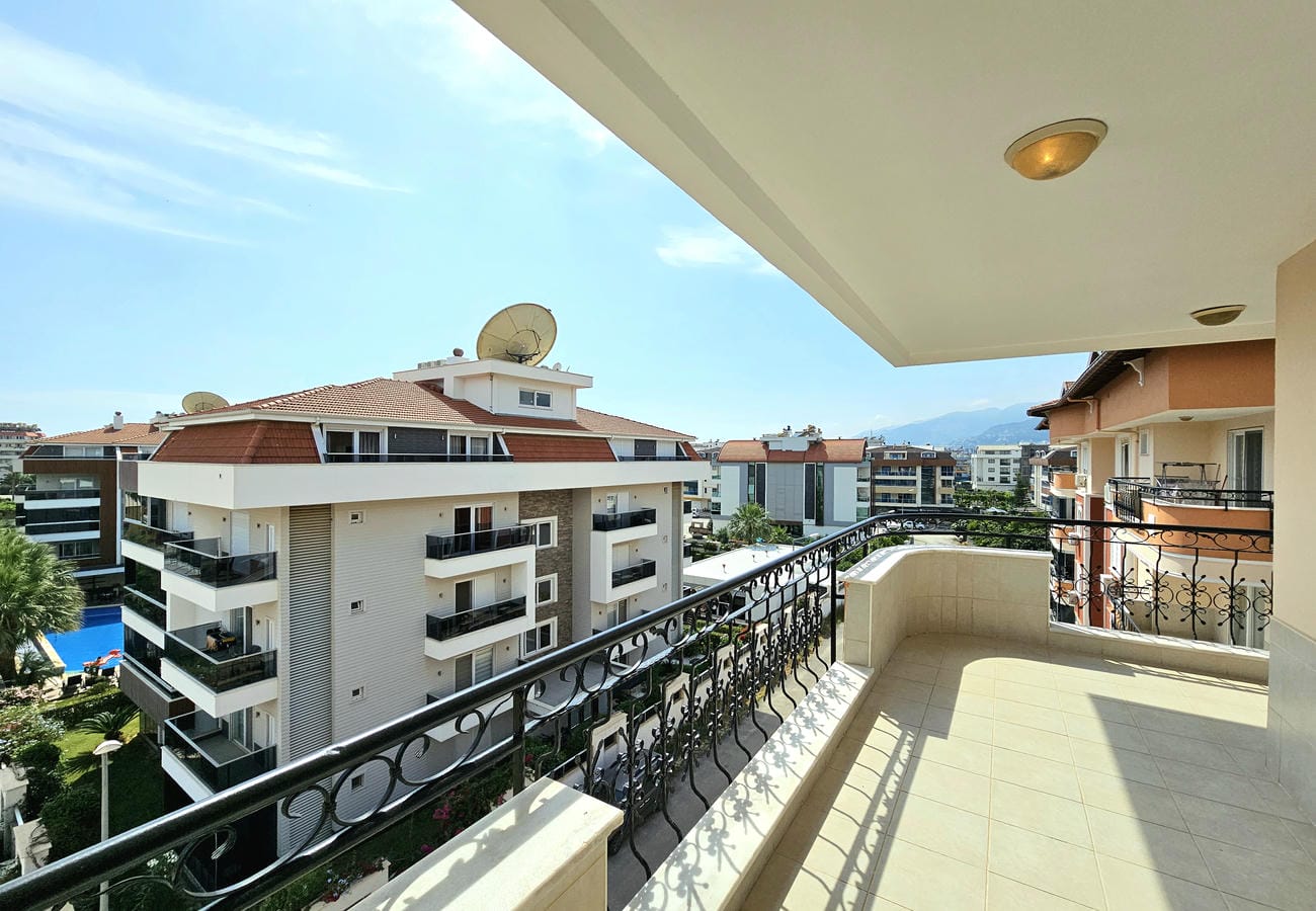 Dağ sırtı manzaralı balkon Oba’daki penthouse dairesinde aşağıdaki havuzla Türkiye’de