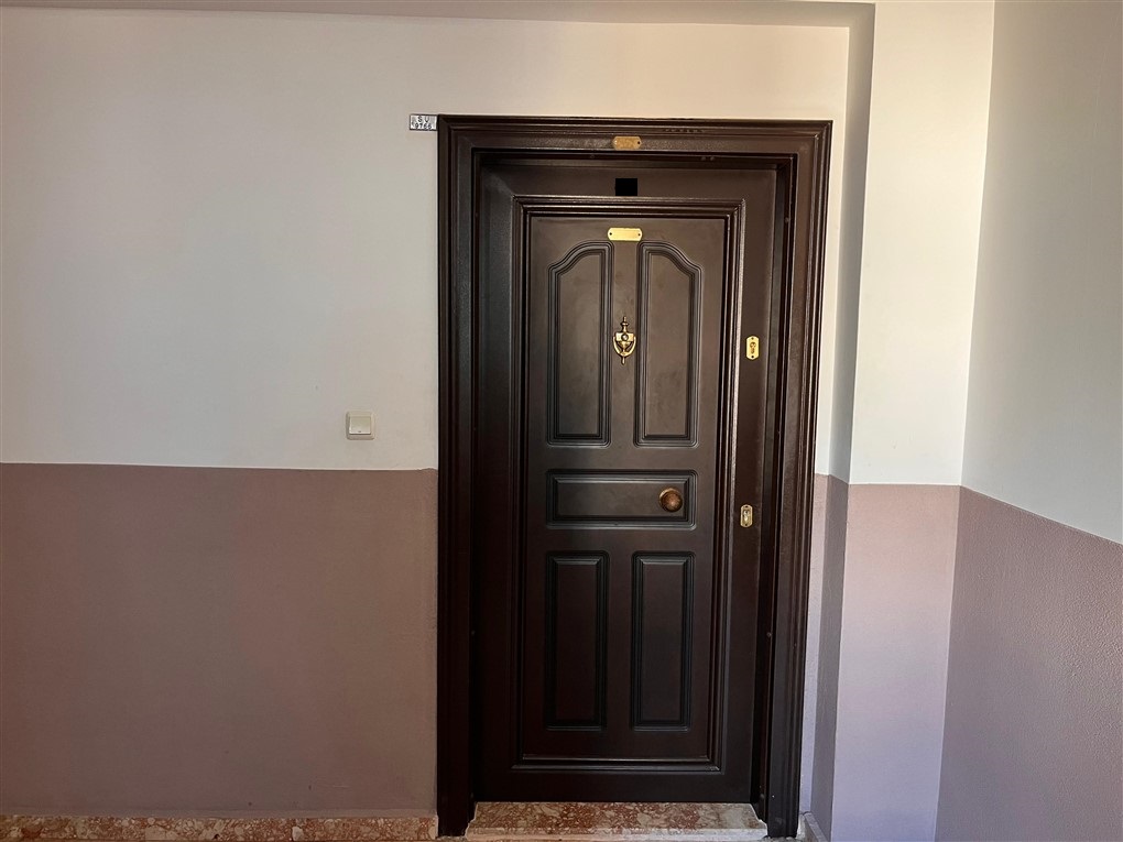 Pirinç kapı donanımlı koyu giriş kapısı üst kattaki rezidansta