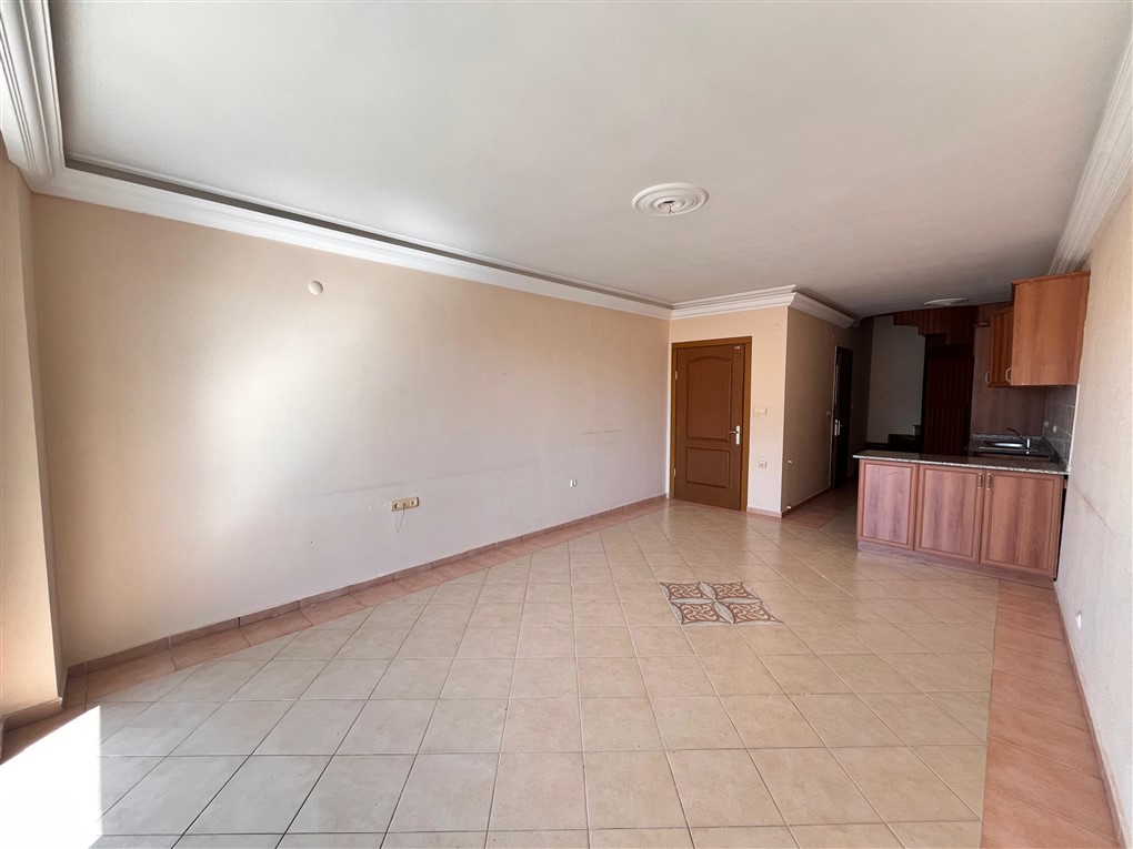 Ahşap dolaplı ve granit tezgâhlı mutfak salon penthouse olarak satışta