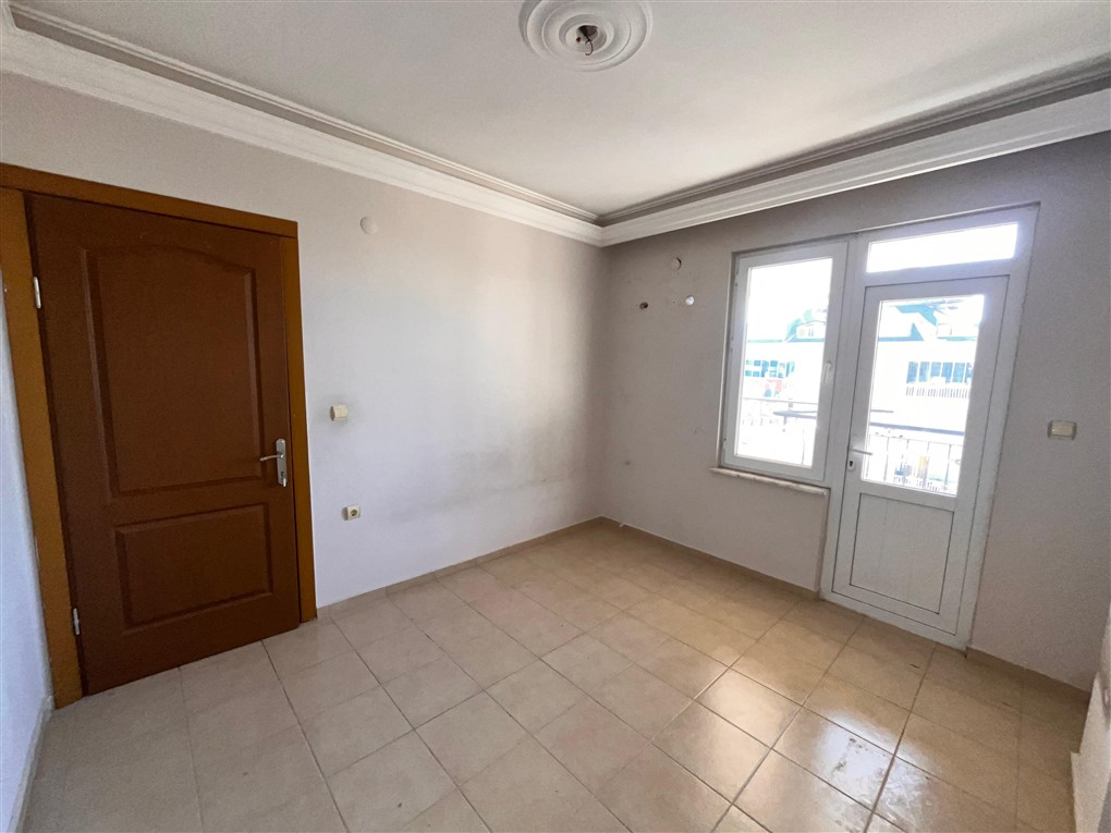 Bej seramik zeminli ve balkon kapılı oda penthouse içinde