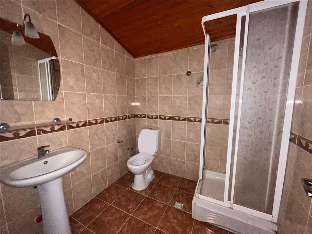 Mat duş kabinli banyo ve bej dekoratif bordürlü fayans Oba’daki penthouse içinde
