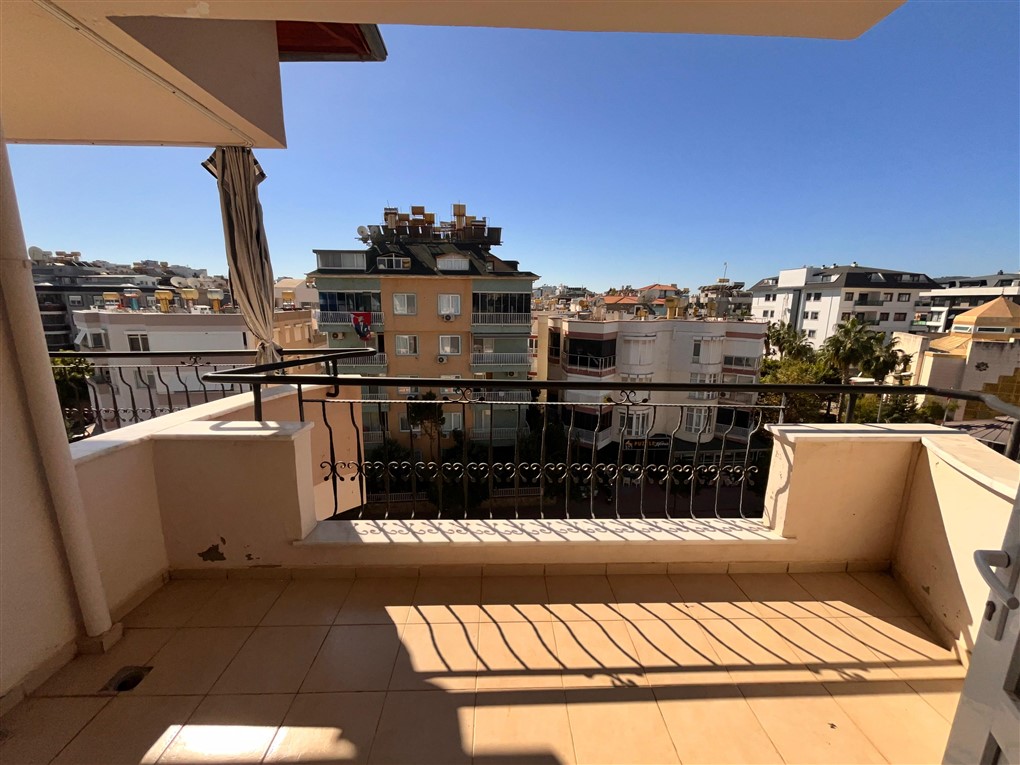 Korkuluklu geniş teras ve şehir manzarası penthouse yanında