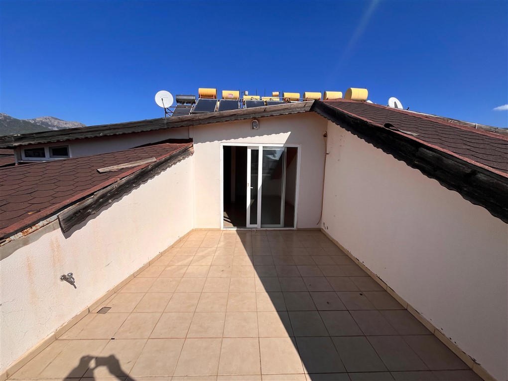 Kiremit çatılı açık teras ve dağ sırtı Oba’daki satılık penthouse için
