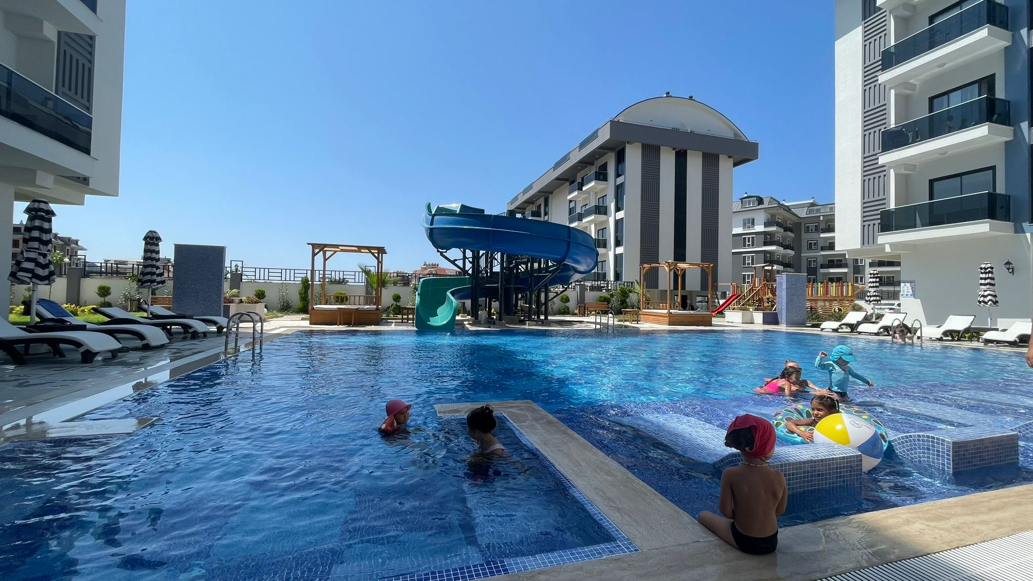Çocuk havuzu ve mavi kaydırak, Oba'da penthouse bulunan Türkiye'deki yaşam alanında