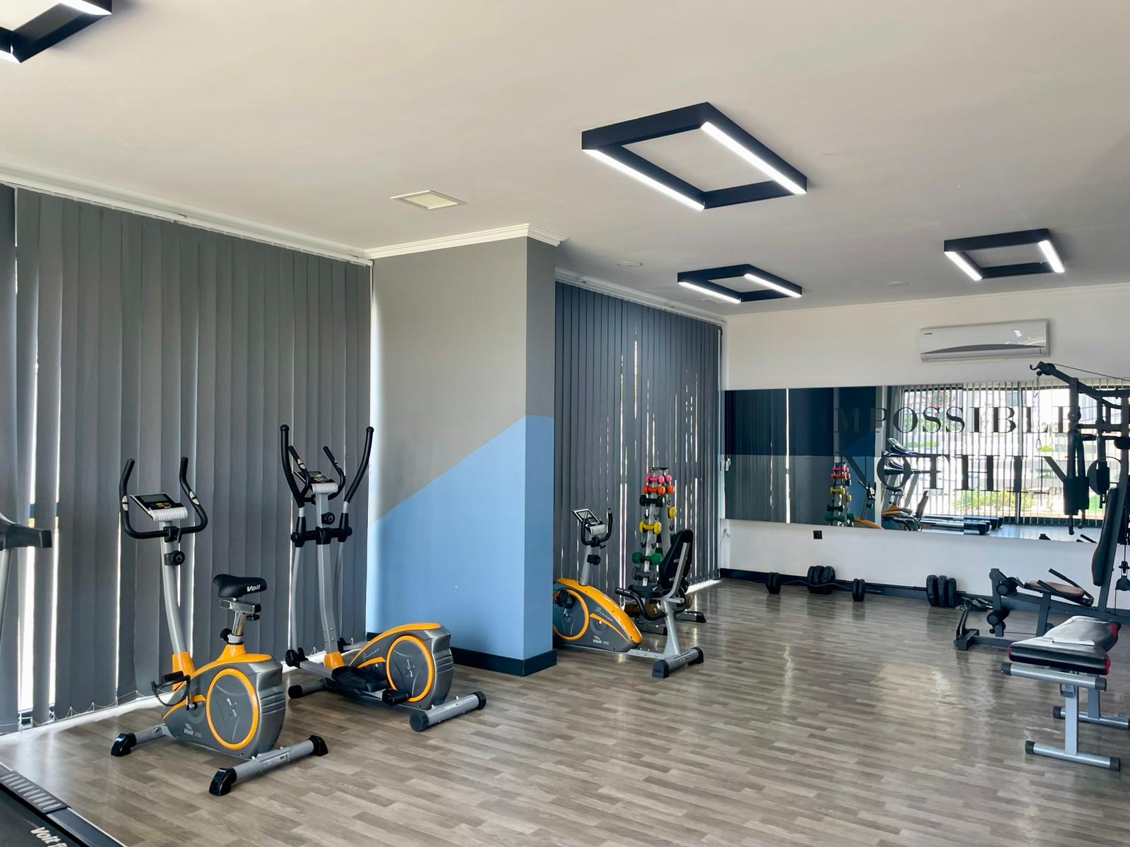 Spor salonunda turuncu detaylı bisikletler, kuvvet aleti ve büyük ayna Oba'da