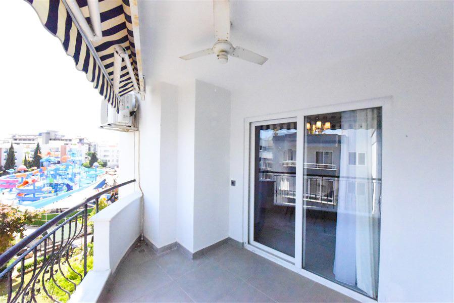 Kapalı balkon terasında tente ve havuz manzarası Oba’daki daireye ait geniş bir dış alan oluşturuyor