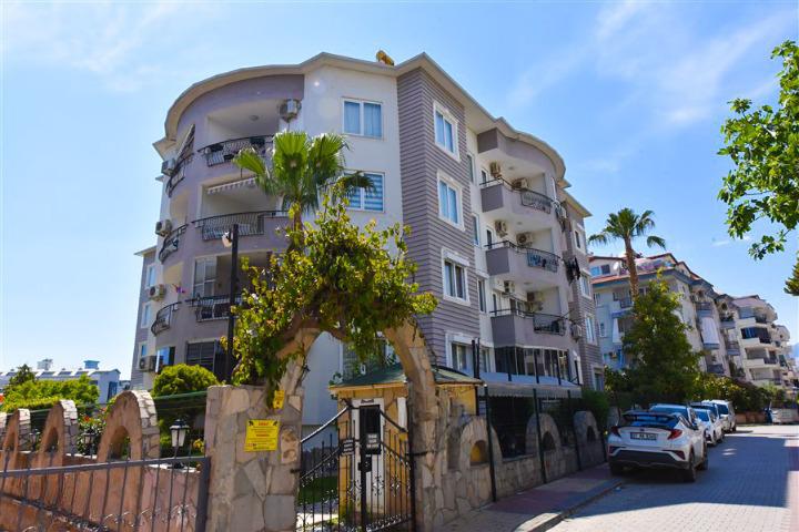 Açık renkli cepheli bina ve palmiyelerle çevrili 3+2 penthouse Oba, Alanya’da Türkiye’de satılık — New Level Group