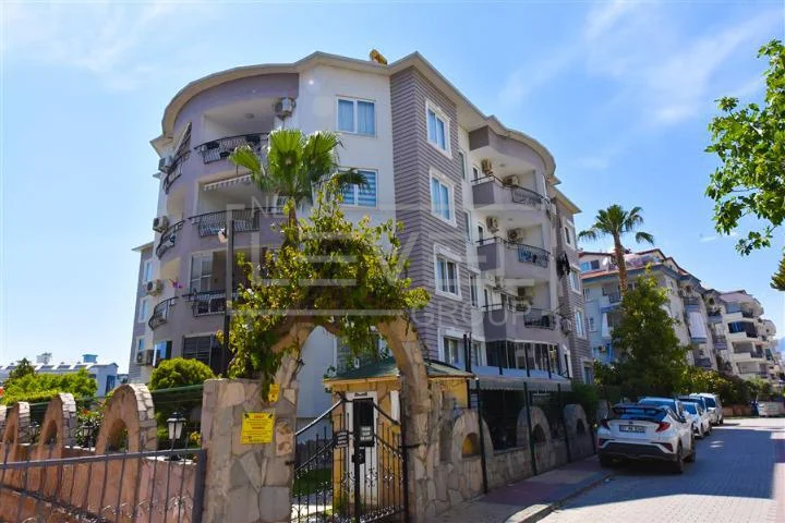 Açık renkli cepheli bina ve palmiyelerle çevrili 3+2 penthouse Oba, Alanya’da Türkiye’de satılık — New Level Group